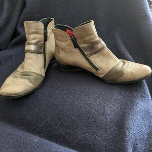 Dorking Grey ankle booties barely worn